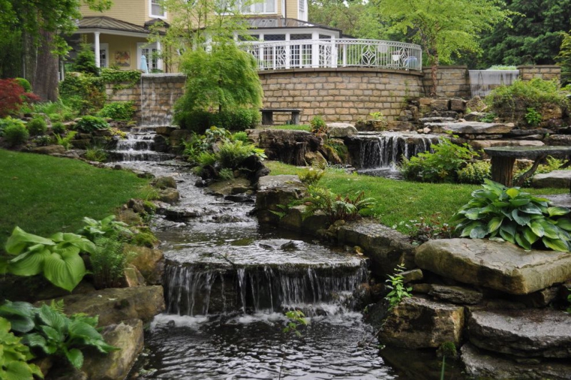 paysagiste-POURCIEUX-min_landscaping-rock-louisville-ky-traditional-landscape-and-boulders-brick-wall-bushes-grass-koi-law